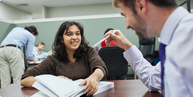 picture of 宝博体育 tutor teaching a student